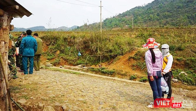 Cuộc tiễn chồng đi "cách ly" đầy ý thức của hai người vợ trẻ ở miền biên giới Lào Cai. Ảnh: Lê Thanh Cường. Cuộc tiễn chồng đi "cách ly" đầy ý thức của hai người vợ trẻ ở miền biên giới Lào Cai. Ảnh: Lê Thanh Cường.