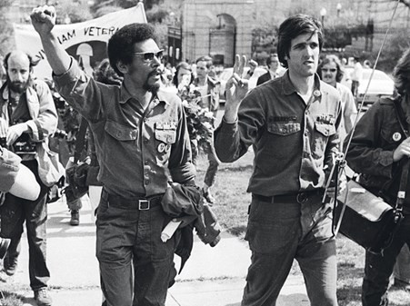 John Kerry (phải), người vừa trở về từ Việt Nam, trở thành lãnh tụ phong trào phản chiến.
