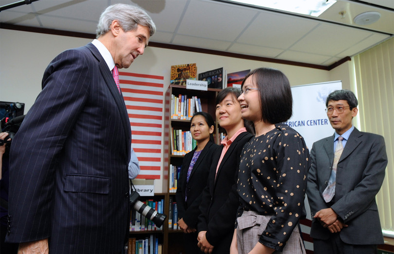 Thượng nghị sĩ John Kerry trò chuyện với các giảng viên vầ sinh viên Chương trình Giảng dạy Kinh tế Fulbright. Ông là người có công vận động để Chính phủ Mỹ tài trợ khoản ngân sách xây dựng và hỗ trợ Trường Fulbright hoạt động trong suốt hai thập kỷ (Ảnh: Lê Anh Tuấn - FUV)
