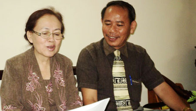 Luật sư Nguyễn Trường Thành cùng thân chủ Trần Ngọc Sương ngày nhận quyết định đình chỉ mọi hoạt động tố tụng đôíi với bà Ba Sương 10 năm trước. Ảnh nhân vật cung cấp. Luật sư Nguyễn Trường Thành cùng thân chủ Trần Ngọc Sương ngày nhận quyết định đình chỉ mọi hoạt động tố tụng đôíi với bà Ba Sương 10 năm trước. Ảnh nhân vật cung cấp.