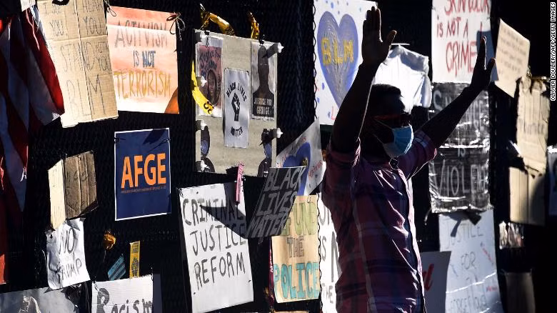 Người biểu tình tham gia phong trào Black Lives Matter (Mạng sống của người da đen cũng quan trọng). Ảnh: CNN.