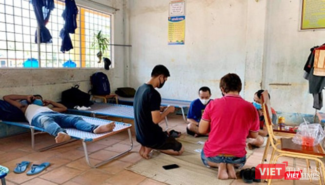 Niềm vui của họ lúc chưa kịp quen với môi trường mới là... đánh bài quỳ. Ảnh nhân vật cung cấp.