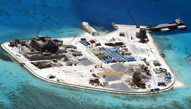 Toàn cảnh đảo nhân tạo Trung Quốc tiến hành xây cất ở khu vực Trường Sa. Dù vừa mới ra khỏi đại dịch, Bắc Kinh không ngừng leo thang các hành động hung hăng hơn ở Biển Đông (Ảnh: EPA)