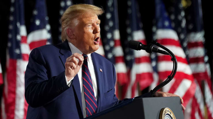 Tổng thống Donald Trump phát biểu chấp nhận đề cử của Đảng Cộng hòa tại bãi cỏ phía trước Nhà Trắng (Ảnh: Reuter)