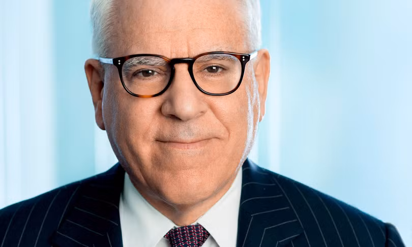 Tỉ phú 68 tuổi David Rubenstein là đồng sáng lập và đồng chủ tịch quỹ đầu tư tư nhân có tổng tài sản 221 tỉ đô la. Ông cũng là nhà thiện nguyện có tầm ảnh hưởng lớn ở Mỹ.