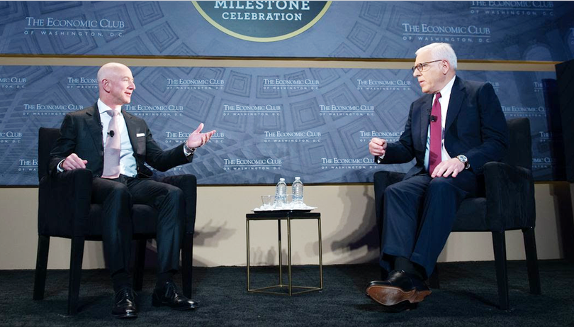 Ông Rubenstein trong một cuộc trao đổi với Jeff Bezos, người sáng lập và điều hành đế chế Amazon, cũng là người giàu nhất thế giới hiện tại.