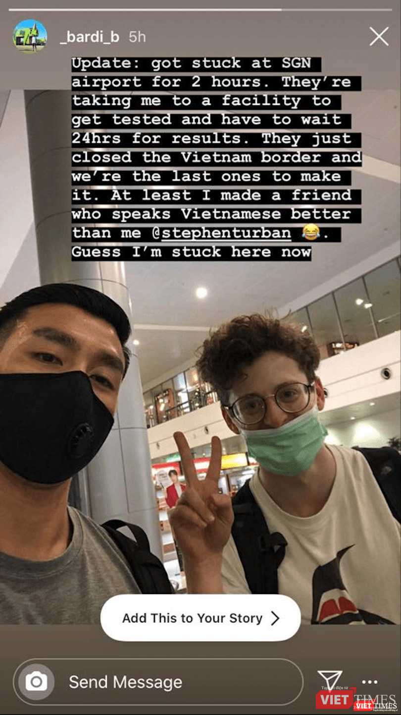 Stephen Turban đang kể chuyện về hành trình nhập cảnh vào Việt Nam giữa lúc Covid-19 đe dọa toàn thế giới. Ảnh nhân vật cung cấp.