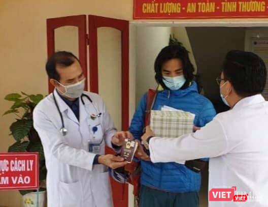 Hành lý của Zhou Jie nặng thêm một tấm giấy xác nhận âm tính với virus Corona được đóng dấu bởi CDC Hà Tĩnh. Hành lý của Zhou Jie nặng thêm một tấm giấy xác nhận âm tính với virus Corona được đóng dấu bởi CDC Hà Tĩnh.