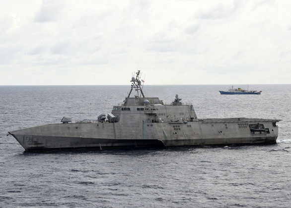 USS Gabrielle Giffords hoạt động gần tàu khảo sát Hải dương 4 của Trung Quốc trên Biển Đông (Ảnh: US Navy)