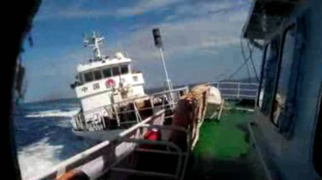 Tàu Trung Quốc xịt vòi rồng, hung hăng đâm thẳng vào tàu Việt Nam và làm rách mạn tàu (Ảnh: Cảnh sát biển VN cung cấp) Tàu Trung Quốc xịt vòi rồng, hung hăng đâm thẳng vào tàu Việt Nam và làm rách mạn tàu (Ảnh: Cảnh sát biển VN cung cấp)