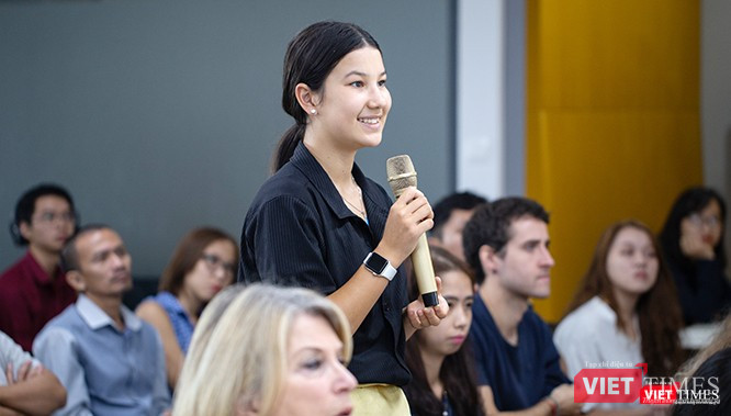 Khách mời đối thoại với diễn giả, nhà báo Chris Matthews. Ảnh: Nguyễn Luân.