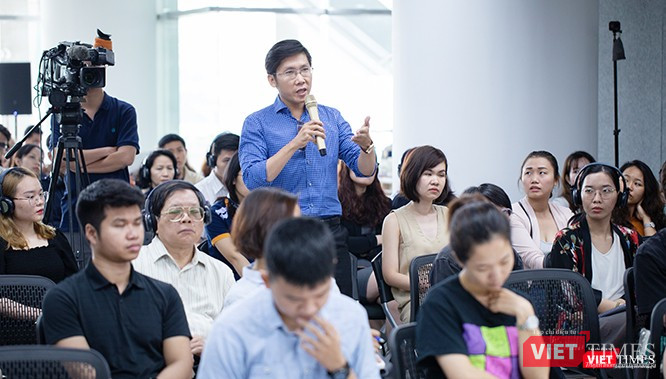 Buổi nói chuyện của nhà báo Chris Matthews thu hút sự chú ý của các khách mời người Việt...