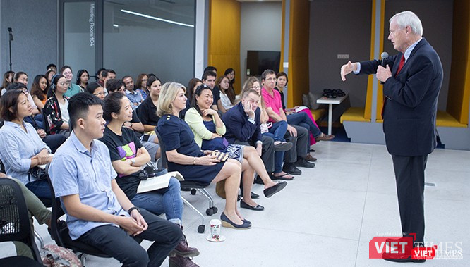 "Nếu không còn tồn tại vai trò của “người gác cổng”, chắt lọc sự thật thì phải làm thế nào?". Ảnh: Nguyễn Luân.