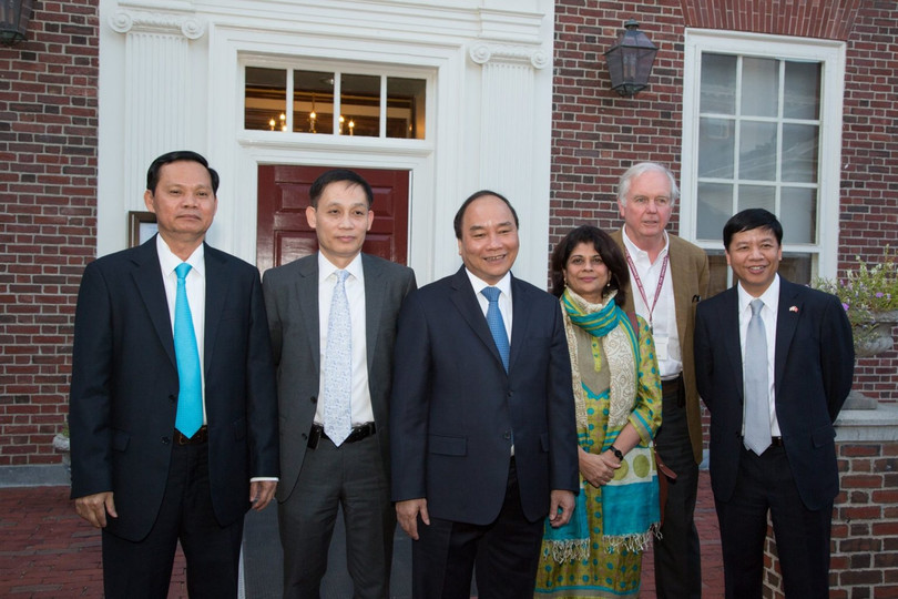 Thủ tướng Chính phủ Nguyễn Xuân Phúc chụp ảnh cùng ông Thomas Vallely nhân chuyến thăm Đại học Harvard. Ông Phúc là cựu học viên khóa đầu tiên của Chương trình Giảng dạy Kinh tế Fulbright năm 1994 khi còn là một cán bộ trẻ đầy triển vọng của tỉnh Quảng Nam (Ảnh: FUV)