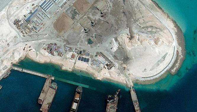 Đá Chữ Thập nơi Trung Quốc đang không ngừng cải tạo và bồi đắp thành các căn cứ quân sự, biểu trưng cho tham vọng bành trướng của Bắc Kinh ở Biển Đông (Ảnh: CSIS) Đá Chữ Thập nơi Trung Quốc đang không ngừng cải tạo và bồi đắp thành các căn cứ quân sự, biểu trưng cho tham vọng bành trướng của Bắc Kinh ở Biển Đông (Ảnh: CSIS)