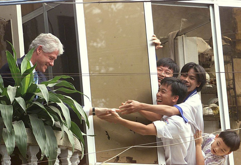 Tổng thống Clinton được người dân chào đón khi tới thăm khu vực Văn Miếu Quốc Tử Giám, Hà Nội (Ảnh: Hoàng Đình Nam/ AFP)