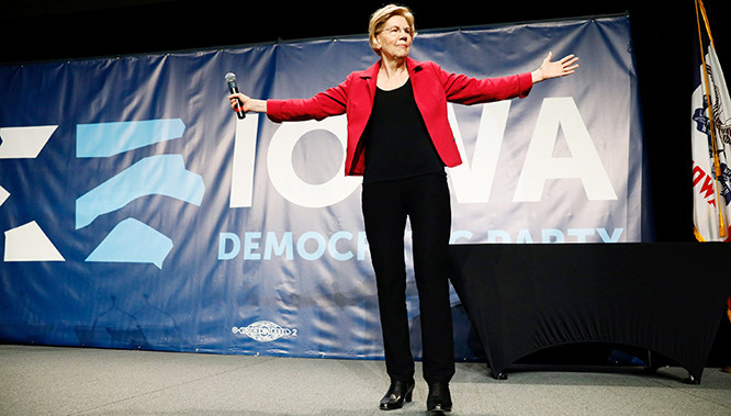 Thượng nghị sĩ Elizabeth Warren, một trong những ứng viên hàng đầu hiện nay của Đảng Dân chủ. Bà Warren có cương lĩnh thiên tả.