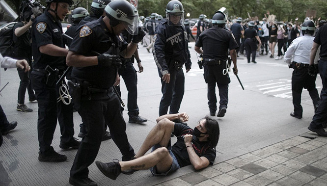 Cảnh sát trấn áp người biểu tình (Ảnh: Reuter)