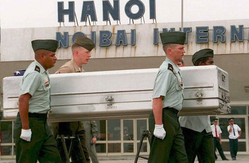Một buổi lễ hồi hương hài cốt lính Mỹ tại sân bay Nội Bài ngày 12/4/1994. (Ảnh: Hoàng Đình Nam/ AFP)