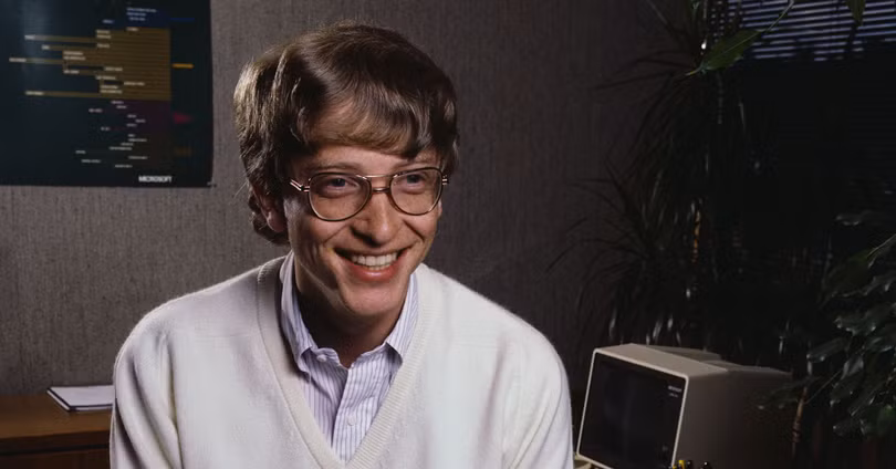 Bill Gates thời trẻ được mô tả là một chàng trai cực kì thông minh, mọt sách, có phần hơi lập dị với đam mê khác thường với máy tính.