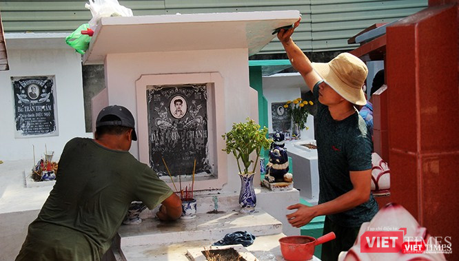 ...để mong gia chủ vui lòng, kiếm vài đồng vào ngày cuối năm. Ảnh: GVT.