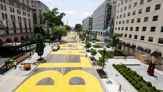 Thị trưởng Thành phố Washington DC cho sơn vàng dòng chữ Black Lives Matter trên các con phố chính của Thủ đô.