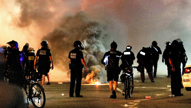 Cảnh sát Orlando, Florida bắn hơi cay bên ngoài tòa thị chính ngày 2/6 (Ảnh: AP)