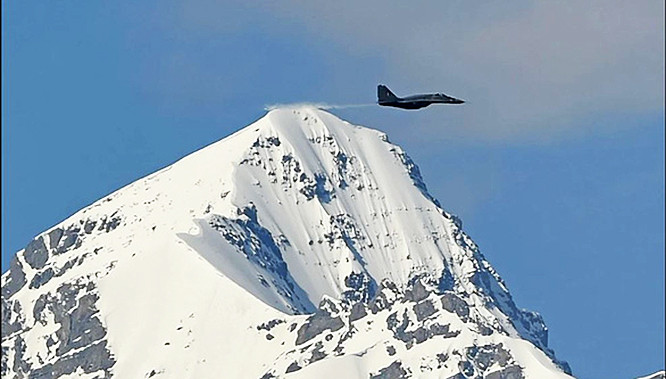 Chiến đấu cơ Ấn Độ bay thị sát quanh vùng Ladakh (Ảnh: AFP) Chiến đấu cơ Ấn Độ bay thị sát quanh vùng Ladakh (Ảnh: AFP)