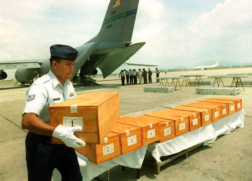 Những năm đầu của thập kỷ 90 (thế kỷ trước), tháng nào cũng có những đợt hồi hương hài cốt lính Mỹ được tìm thấy ở Việt Nam. Ảnh chụp một buổi hồi hương hài cốt ngày 8/6/1993 tại sân bay Nội Bài (Ảnh: Hoàng Đình Nam/ AFP) Những năm đầu của thập kỷ 90 (thế kỷ trước), tháng nào cũng có những đợt hồi hương hài cốt lính Mỹ được tìm thấy ở Việt Nam. Ảnh chụp một buổi hồi hương hài cốt ngày 8/6/1993 tại sân bay Nội Bài (Ảnh: Hoàng Đình Nam/ AFP)