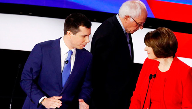 Hai ứng viên Pete Buttigieg và Amy Klobuchar trao đổi sau khi kết thúc vòng tranh luận.