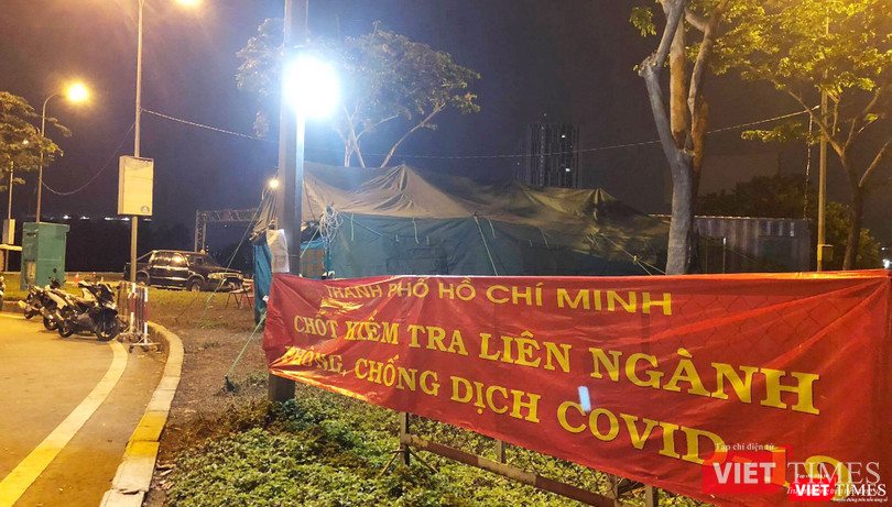 TP.HCM đã phải thành lập nhiều chốt kiểm tra liên ngành đo thân nhiệt trong thời gian phải giãn cách xã hội khi dịch Covid-19 bùng phát đợt 1. Trong ảnh là điểm chốt 24/24 tại điểm cuối cao tốc Long Thành - Dầu Giây trước khi vào TP.HCM. Ảnh: GVT.