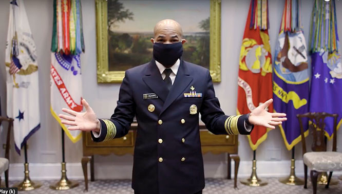 Tổng Y sỹ Hoa Kỳ đang tạo chiếc khẩu trang. Ảnh: CDC Hoa Kỳ.