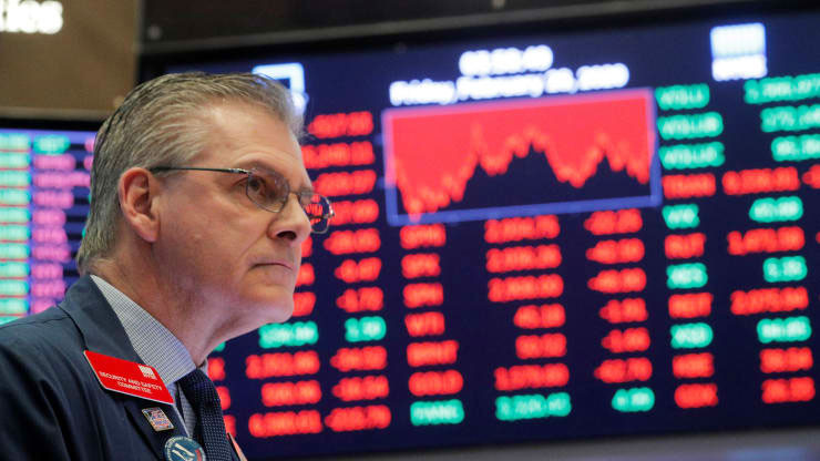 Thị trường chứng khoán Mỹ rợp một sắc đỏ khi đại dịch Covid-19 hoành hành (Ảnh: AP)