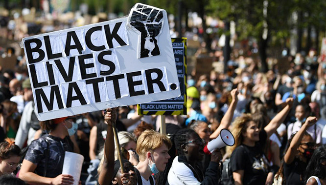 Phong trào Black Live Matter (mạng sống người da đen là quan trọng) được Đảng Dân chủ hậu thuẫn. Ảnh: AP. Phong trào Black Live Matter (mạng sống người da đen là quan trọng) được Đảng Dân chủ hậu thuẫn. Ảnh: AP.