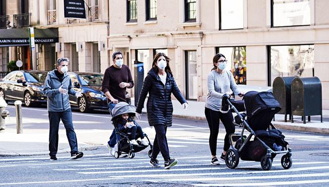 Người dân Mỹ đeo khẩu trang khi ra đường giữa bối cảnh đại dịch Covid-19 đang hoành hành dữ dội (Ảnh: AFP) Người dân Mỹ đeo khẩu trang khi ra đường giữa bối cảnh đại dịch Covid-19 đang hoành hành dữ dội (Ảnh: AFP)
