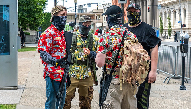 Các thành viên phong trào Boogaloo hôm 30-5 ở Louisville (Kentucky) (Ảnh: IPX)