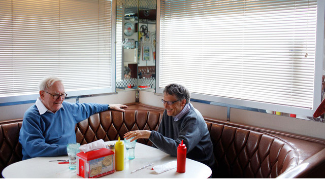 Tình bạn đặc biệt và sâu sắc hàng thập kỉ giữa Warren Buffett và Bill Gates, hai tỉ phú số 2 và số 3 thế giới. Ảnh: Getty