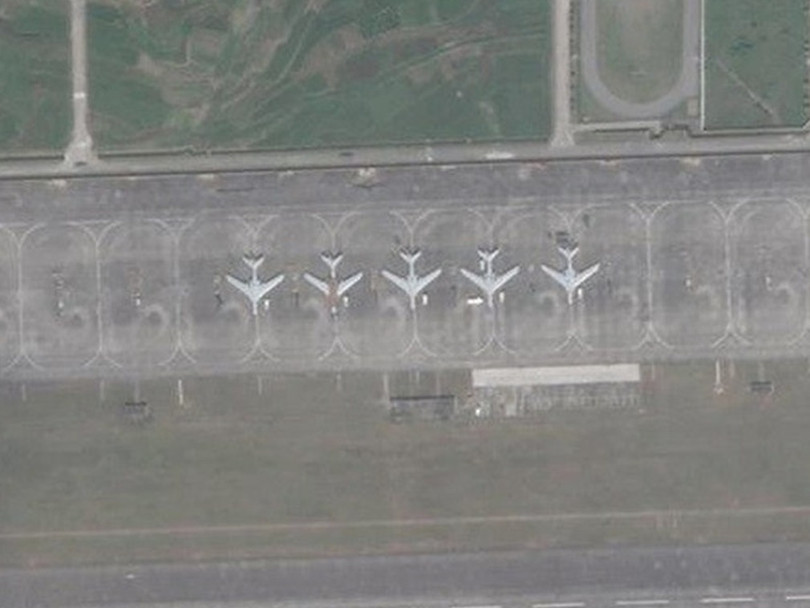 Hình ảnh vệ tinh Mỹ chụp 4 chiếc H-6J và 1 H-6M xuất hiện tại căn cứ không quân X của Hải quân