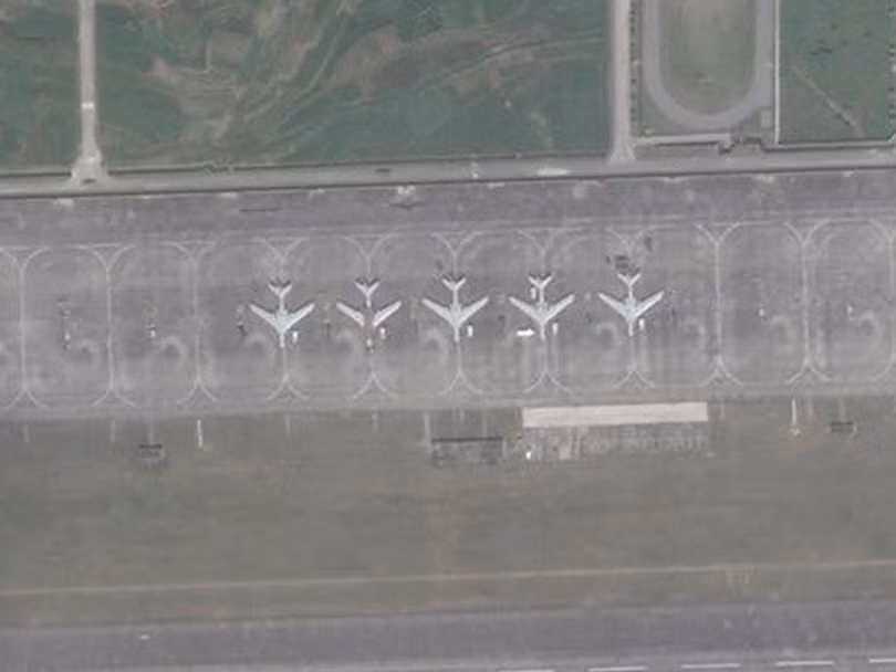 Hình ảnh vệ tinh Mỹ chụp 4 chiếc H-6J và 1 H-6M xuất hiện tại căn cứ không quân X của Hải quân