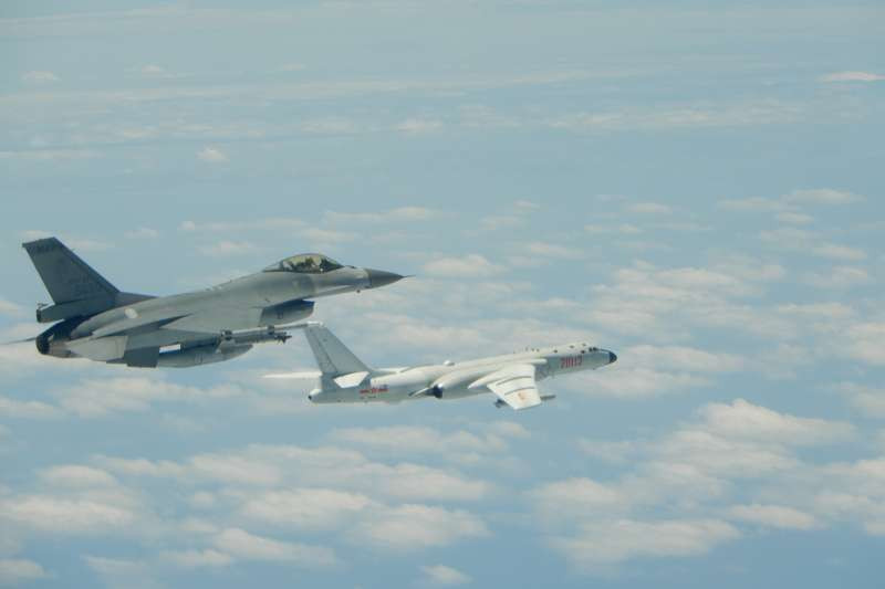 Máy bay F-16 của không quân Nhật bám sát chiếc H-6K của không quân Trung Quốc trên vùng trời eo biển Basi