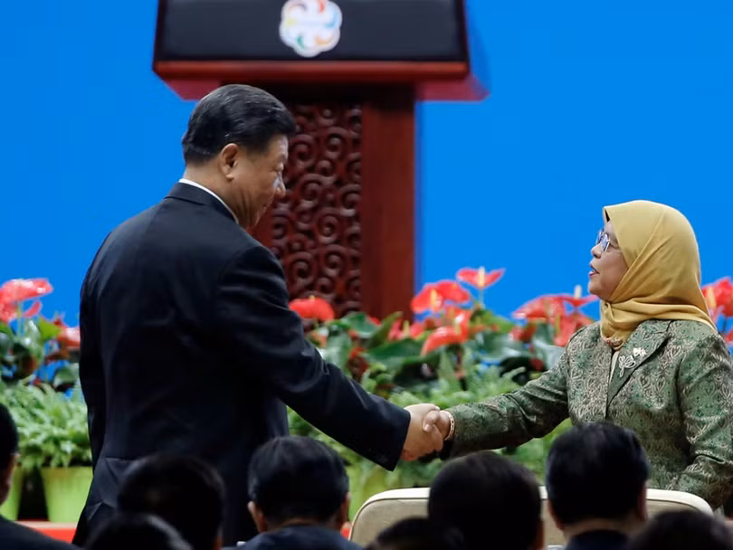 Ông Tập Cận Bình bắt tay bà Tổng thống Singapore Halimah Yacob trong phòng họp