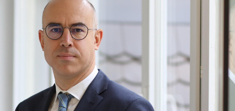 Ông Gabriel Felbermayr: nếu hai bên đều đánh thuế tất cả hàng hóa của nhau thì thiệt hại mà phía Trung Quốc phải gánh chịu vượt xa phía Mỹ. Ông Gabriel Felbermayr: nếu hai bên đều đánh thuế tất cả hàng hóa của nhau thì thiệt hại mà phía Trung Quốc phải gánh chịu vượt xa phía Mỹ.