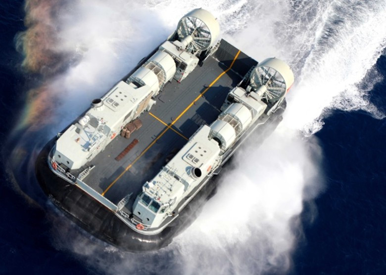 Tàu đệm khí Type 726 chạy vào đảo với tốc độ cao.