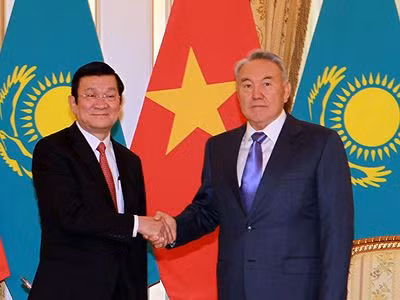 Dưới sự lãnh đạo của Tổng thống Nazarbayev, Kazakhstan có quan hệ hữu nghị hợp tác tốt đẹp với Việt Nam. Ảnh: Ông Nazarbayev thăm hữu nghị Việt Nam theo lời mời của Chủ tịch Trương Tấn Sang tháng 11.2011 Dưới sự lãnh đạo của Tổng thống Nazarbayev, Kazakhstan có quan hệ hữu nghị hợp tác tốt đẹp với Việt Nam. Ảnh: Ông Nazarbayev thăm hữu nghị Việt Nam theo lời mời của Chủ tịch Trương Tấn Sang tháng 11.2011
