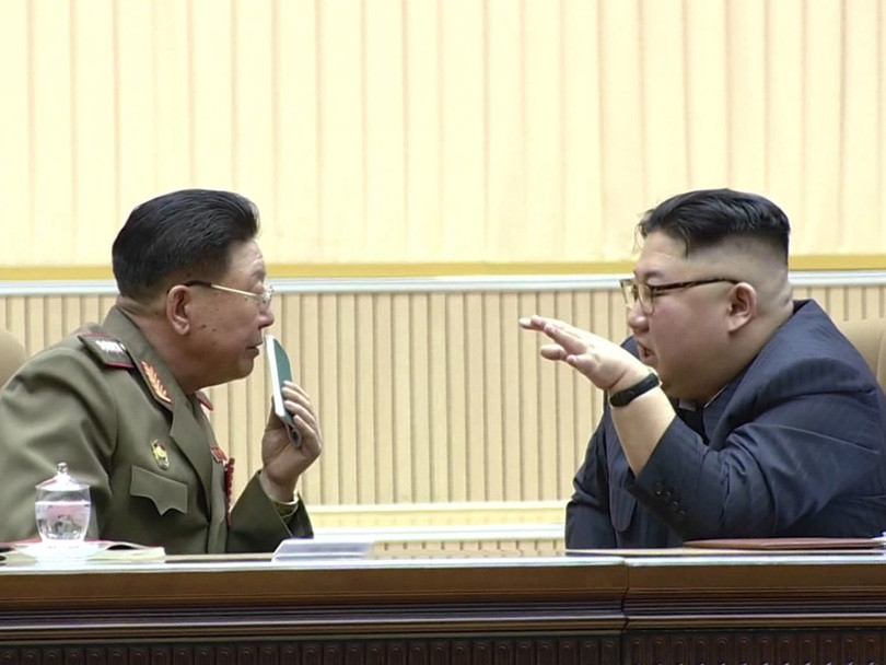 Ông Kim Jong Un trao đổi với lãnh đạo quân đội trong hội nghị Ông Kim Jong Un trao đổi với lãnh đạo quân đội trong hội nghị