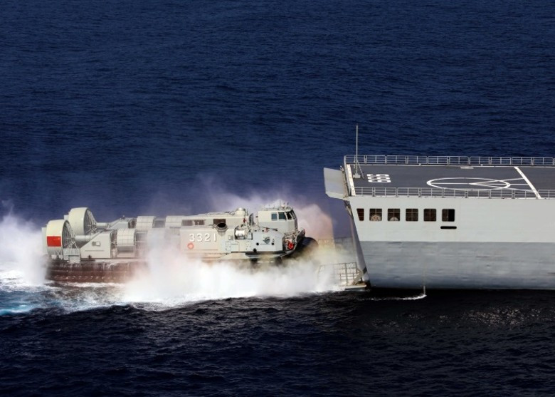 Tàu đệm khí xuống biển