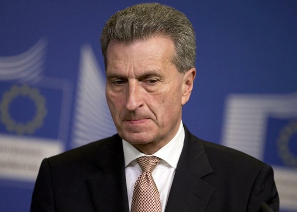 Ông Günther Oettinger Ủy viên về Ngân sách và Tài nguyên nhân lực của Ủy ban châu Âu đề nghị EU phải có quyền phủ quyết những hiệp nghị không phù hợp với lợi ích của cả liên minh. Ông Günther Oettinger Ủy viên về Ngân sách và Tài nguyên nhân lực của Ủy ban châu Âu đề nghị EU phải có quyền phủ quyết những hiệp nghị không phù hợp với lợi ích của cả liên minh.