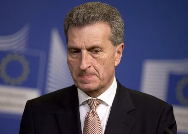 Ông Günther Oettinger Ủy viên về Ngân sách và Tài nguyên nhân lực của Ủy ban châu Âu đề nghị EU phải có quyền phủ quyết những hiệp nghị không phù hợp với lợi ích của cả liên minh.