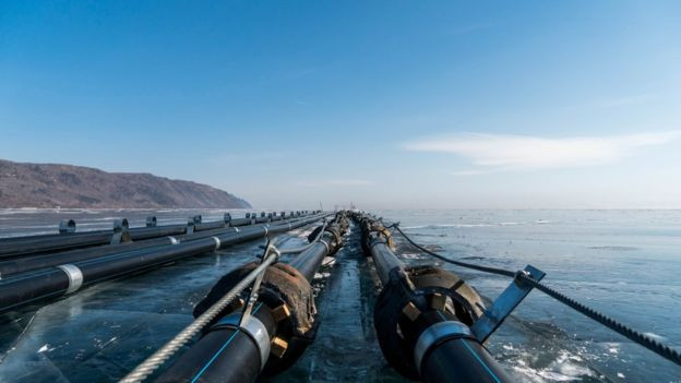 Hệ thống đường ống lấy nước hồ dẫn về các nhà máy sản xuất nước đóng chai đã cơ bản hoàn thành.