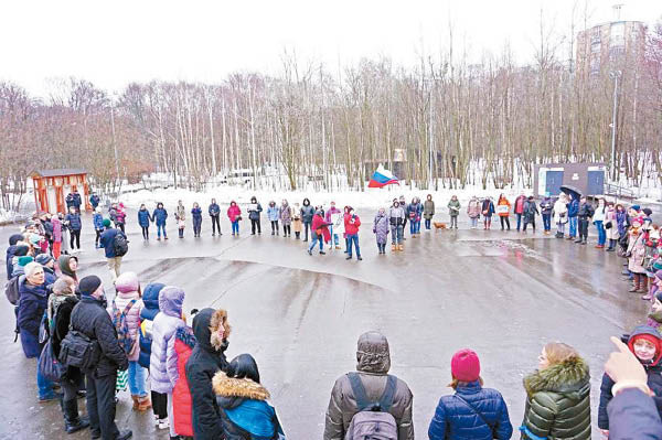 Người biểu tình phản đối xây dựng nhà máy nước ven hồ Baikal giữa giá rét